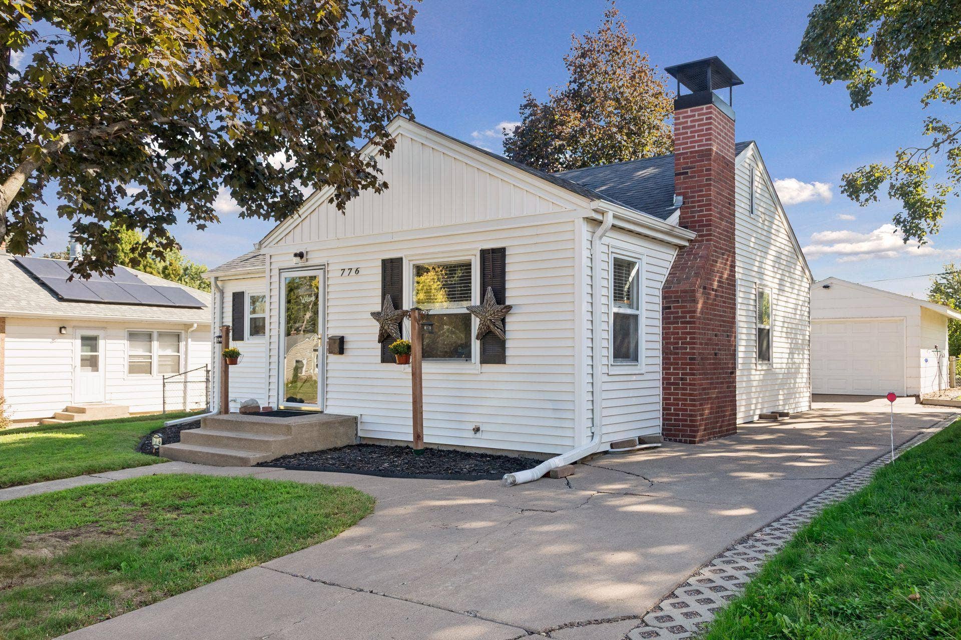 776 Parkview Avenue, 89, Saint Paul, MN 55117 The lengthy driveway offers ample extra off street parking- an no alley!