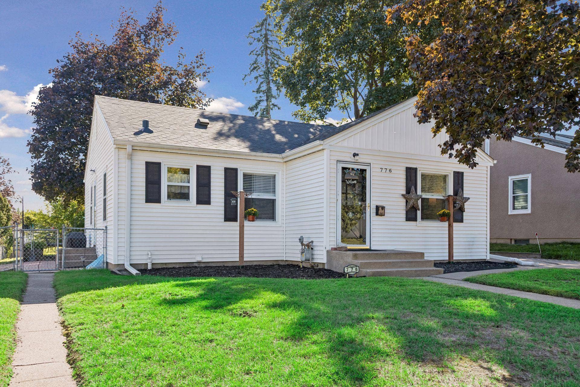776 Parkview Avenue, 89, Saint Paul, MN 55117 Welcome to 776 Parkview Ave. This fabulous Como rambler features a great mix of updates and original charm.