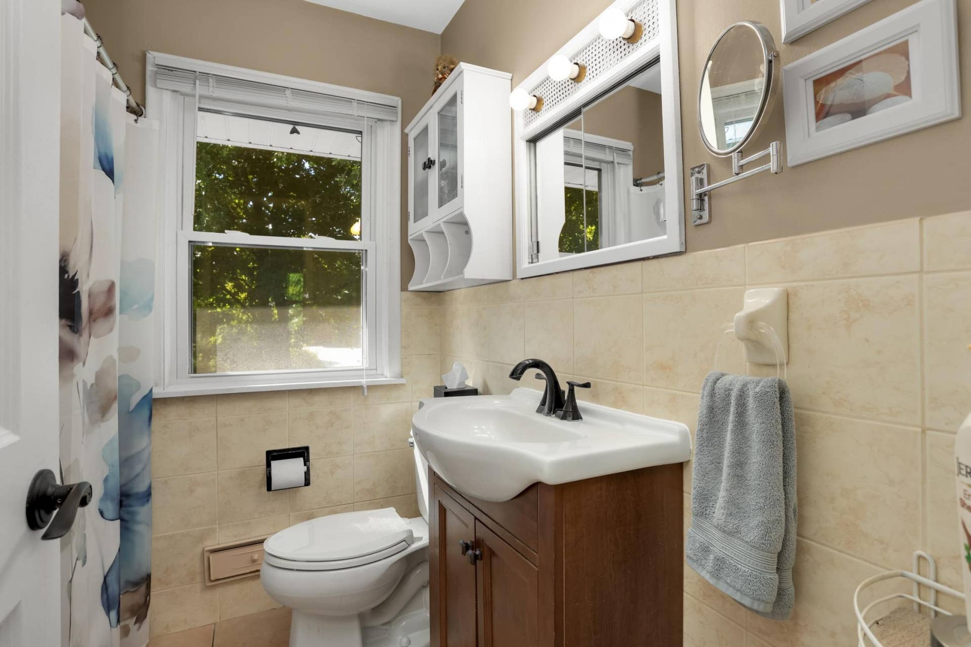 Nicely updated full bath that included tile floors, bath/shower, vanity and hardware.