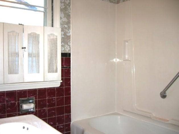 834 Hoyt Avenue W, 89, Saint Paul, MN 55117 834 Hoyt Ave. W. bathroom ..JPG