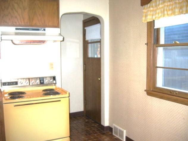 834 Hoyt Avenue W, 89, Saint Paul, MN 55117 834 Hoyt Ave. W. side door off kitchen.JPG