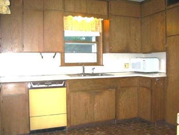 834 Hoyt Avenue W, 89, Saint Paul, MN 55117 834 Hoyt Ave. W. kitchen - window to backyard.JPG