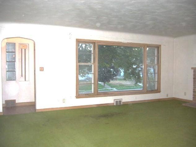 834 Hoyt Avenue W, 89, Saint Paul, MN 55117 834 Hoyt Ave. W. large living room.JPG