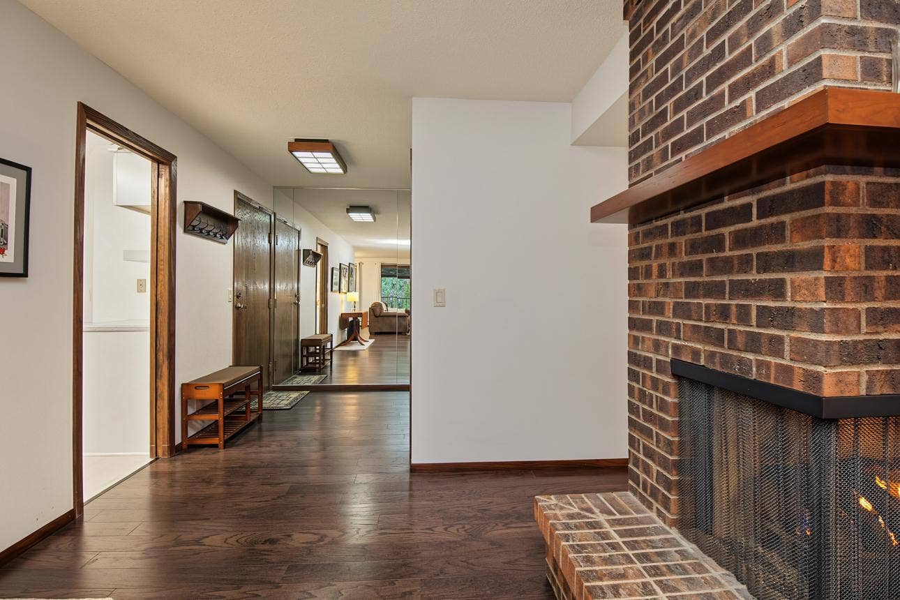9700 Portland Avenue S, #128, Bloomington, MN 55420 Spacious entry.