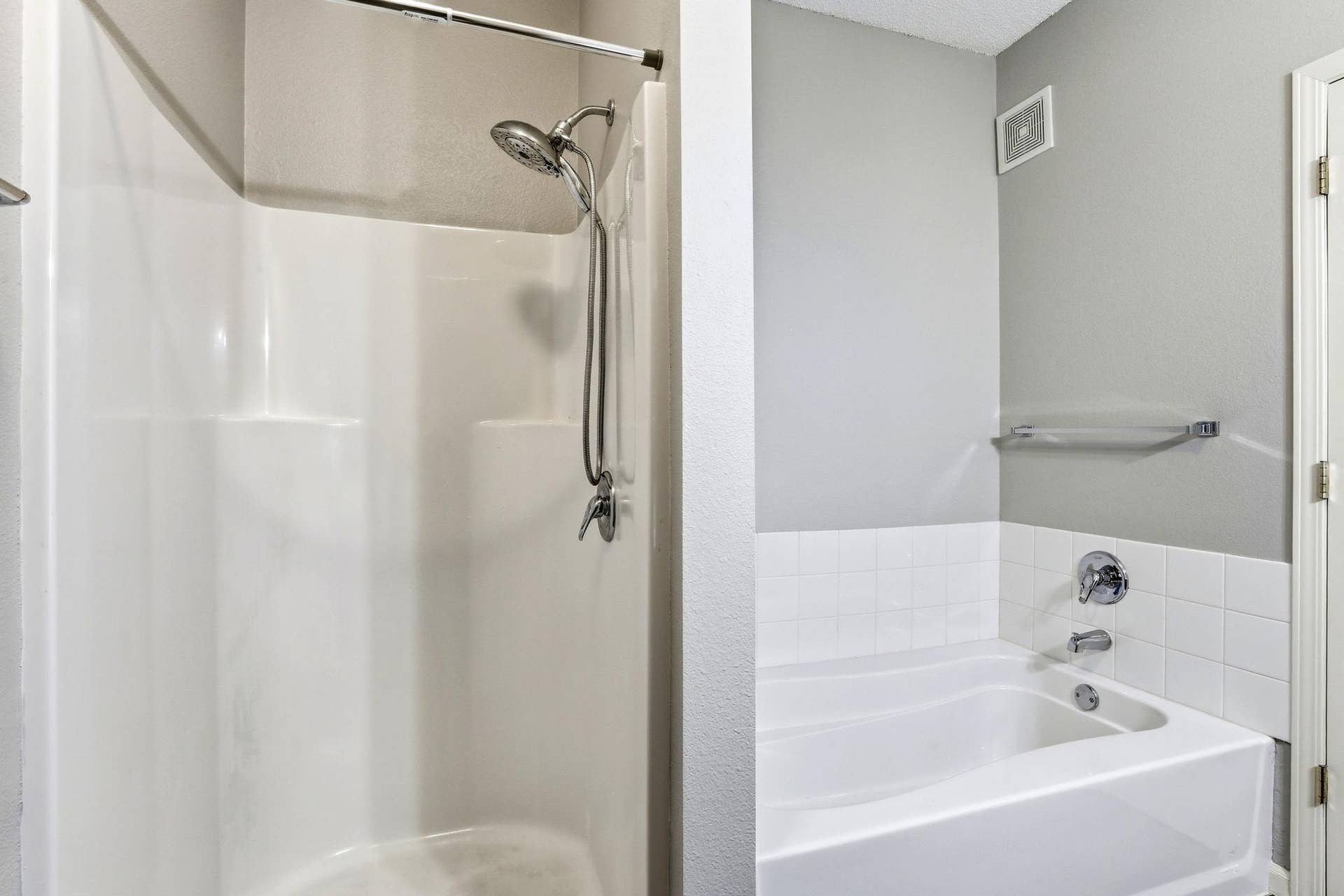 3800 85th Avenue N, #117, Brooklyn Park, MN 55443 A sperate tub and walk in shower.