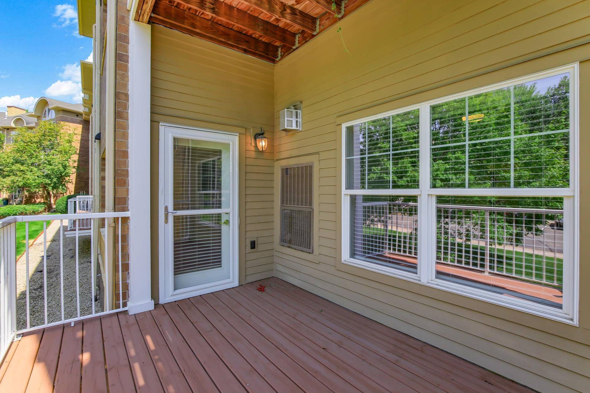 3800 85th Avenue N, #117, Brooklyn Park, MN 55443 New Larson screen door recently added.