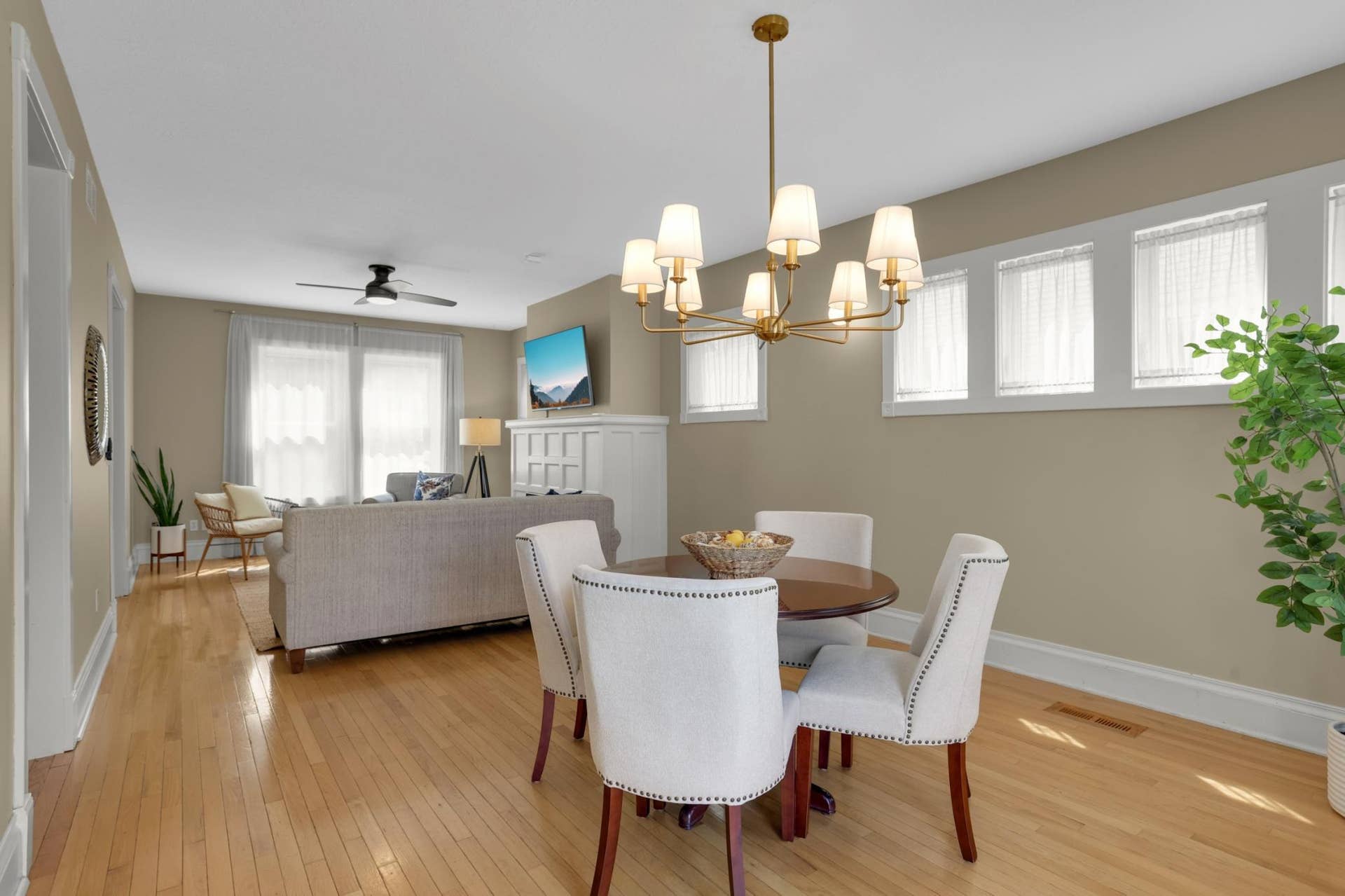1117 Portland Avenue, 96, Saint Paul, MN 55104 Cozy dining space features charming piano windows and beautifully updated lighting.