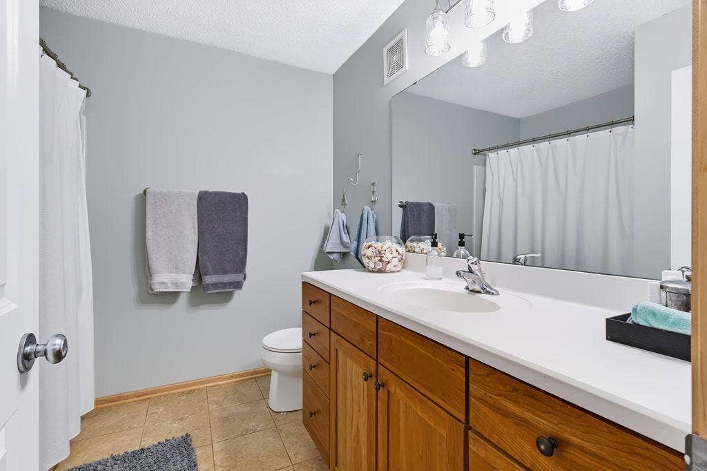 8547 Kirkwood Lane N, Maple Grove, MN 55369 Upper Level Full Bath