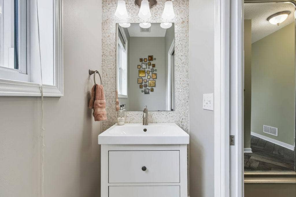8547 Kirkwood Lane N, Maple Grove, MN 55369 Main Level Half Bath