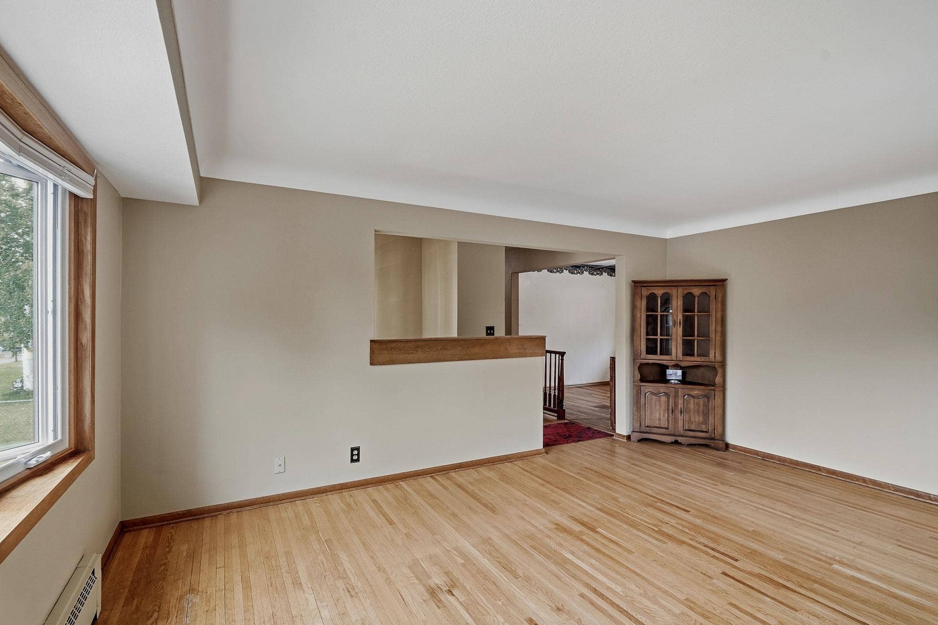 1885 Manton Street, Maplewood, MN 55109 Living Room with a built-in planter