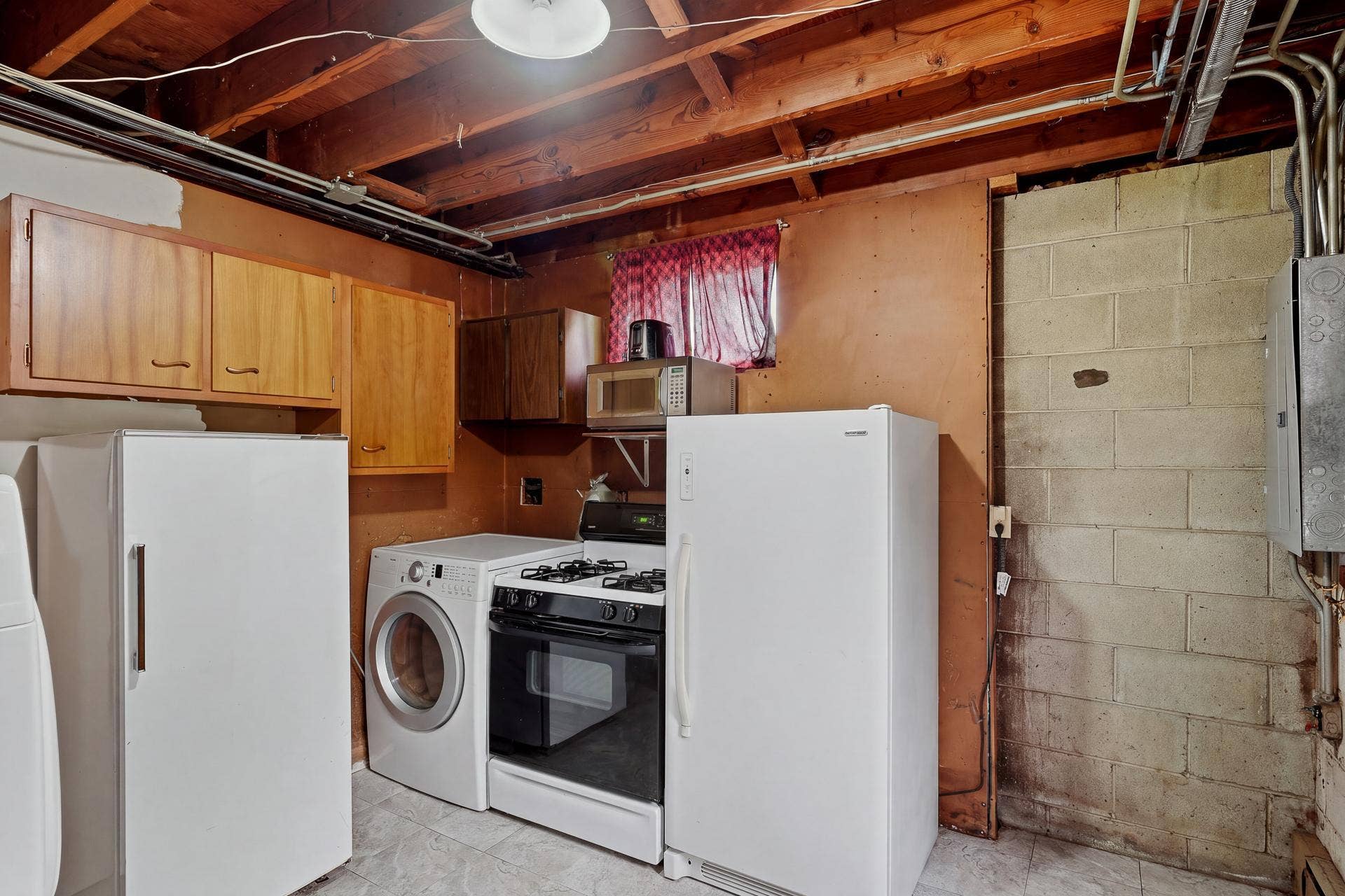 1885 Manton Street, Maplewood, MN 55109 Lower Level Fridge, Freezer, Range