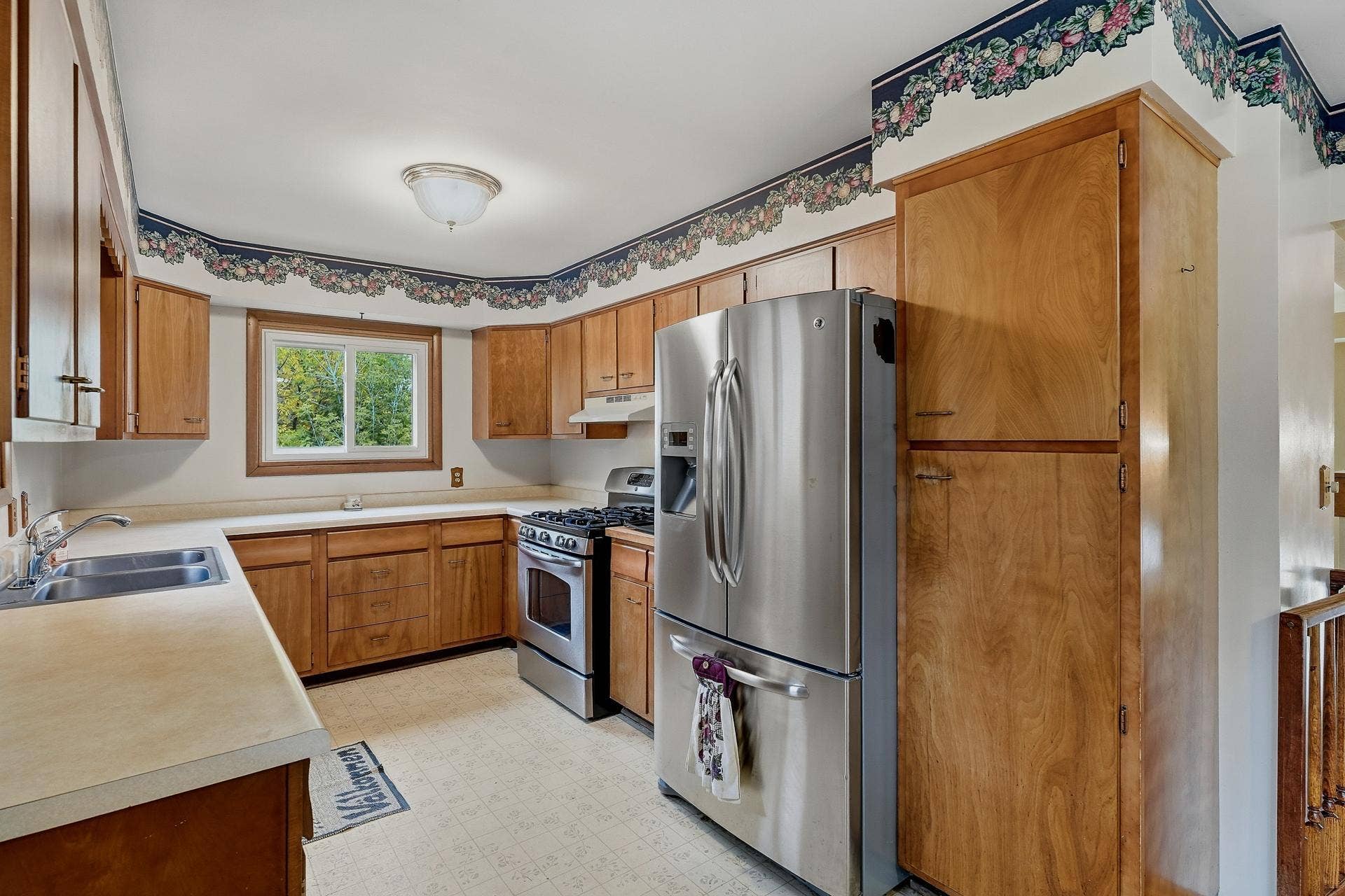 1885 Manton Street, Maplewood, MN 55109 Kitchen - SS Appliances