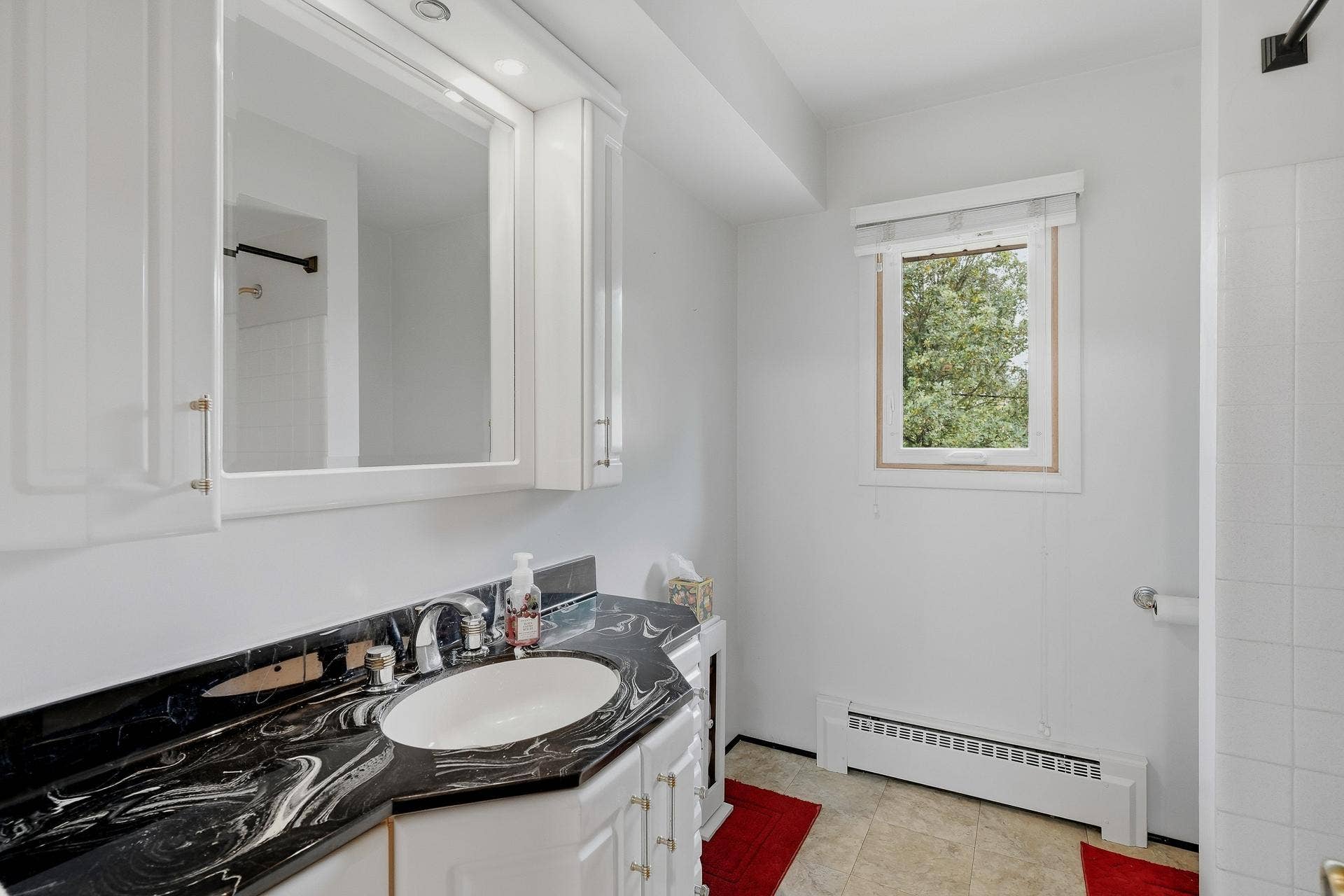 1885 Manton Street, Maplewood, MN 55109 Upper Level Full Bath