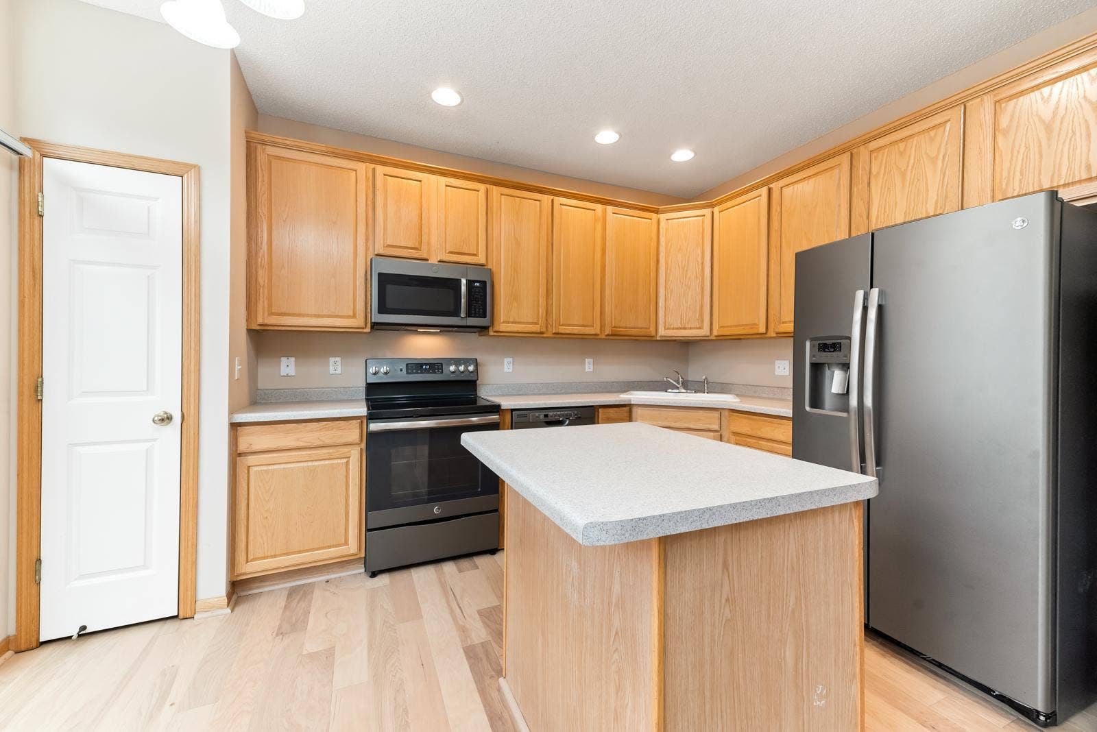 15726 Frisian Lane, Apple Valley, MN 55124 15726 Frisian Lane, Apple Valley, MN 55124