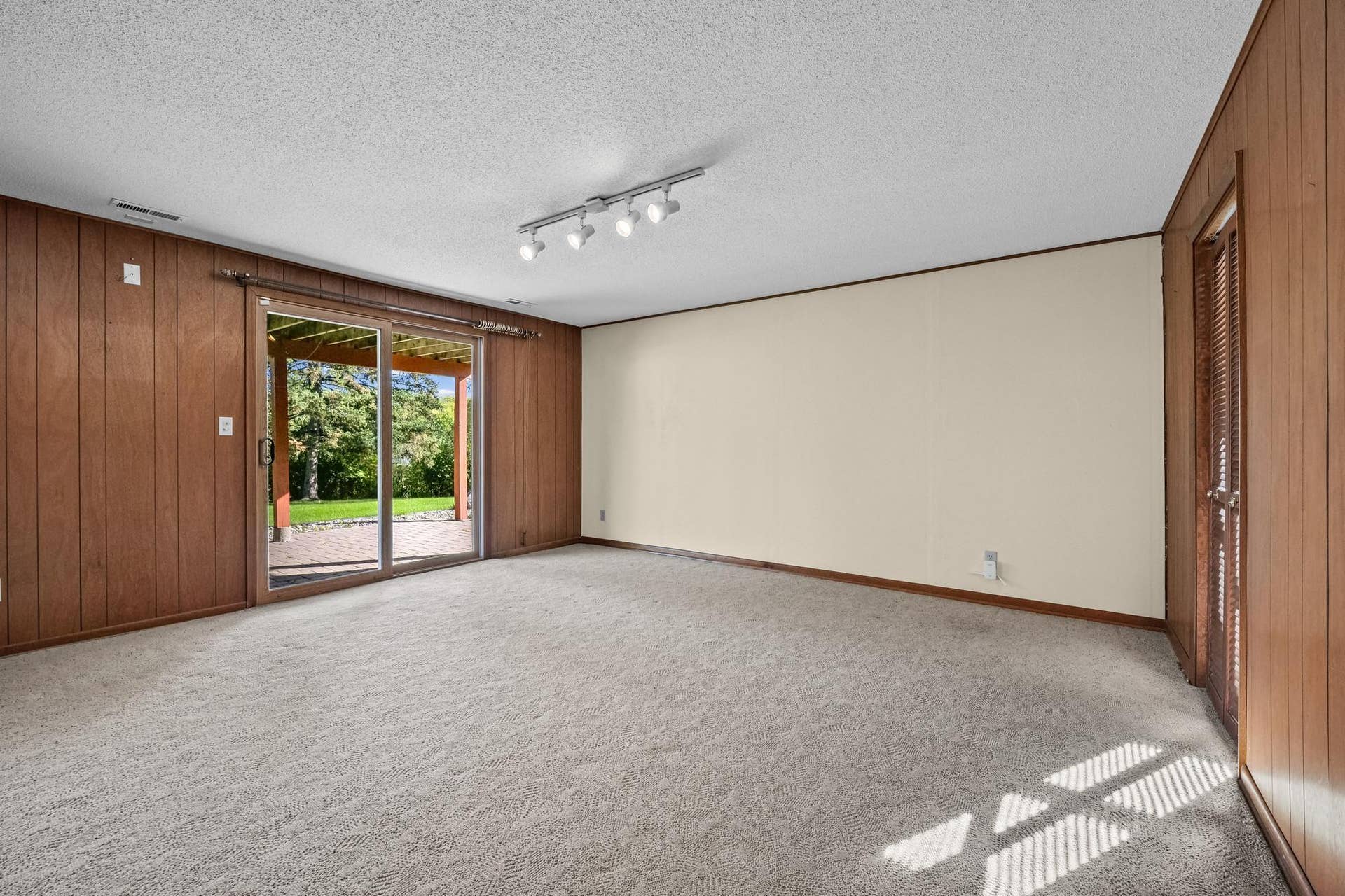 10243 Rich Road, Bloomington, MN 55437 Great windows