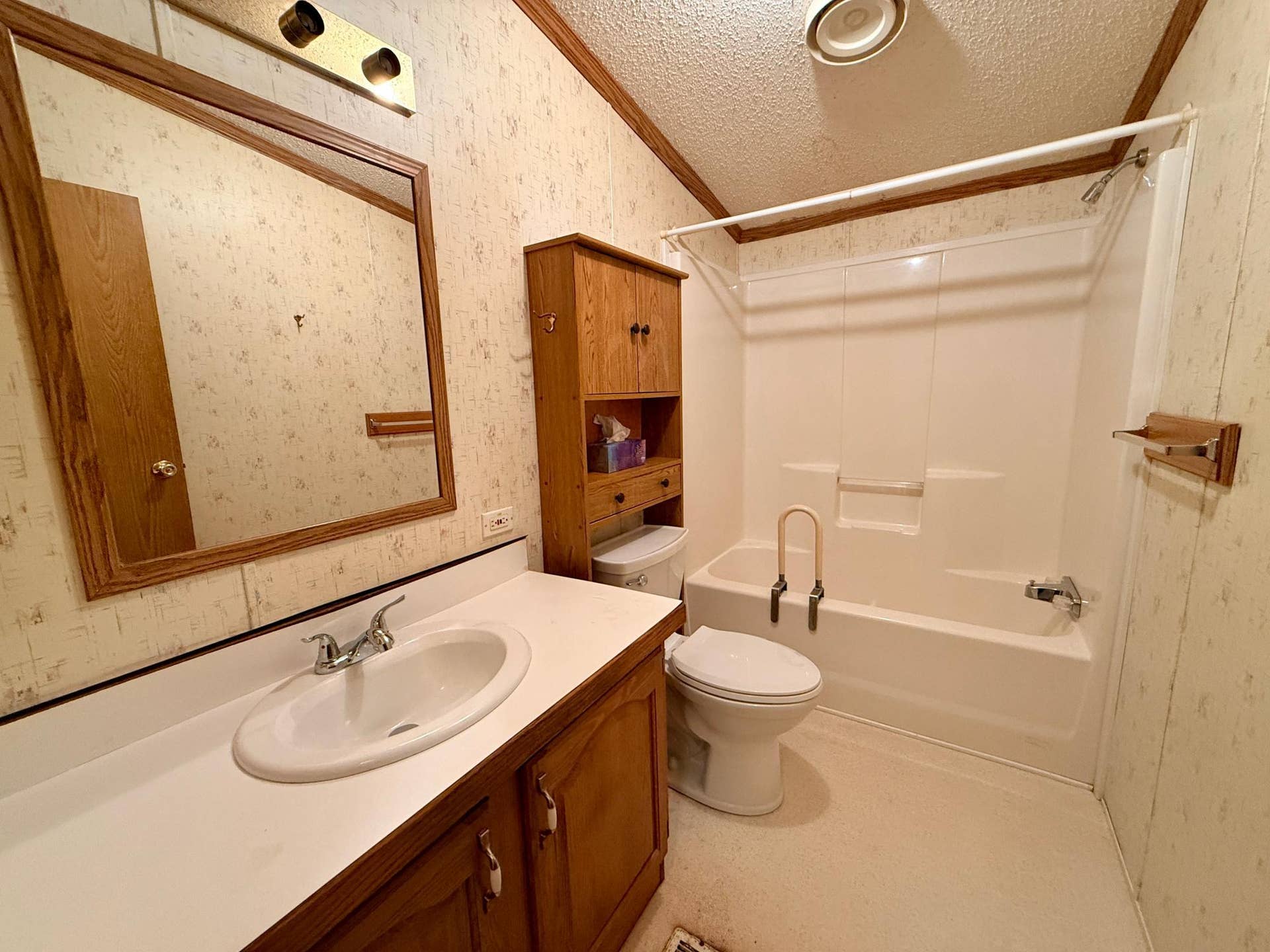 9446 Pony Lake Road NW, Bemidji, MN 56601 Second bathroom (full)