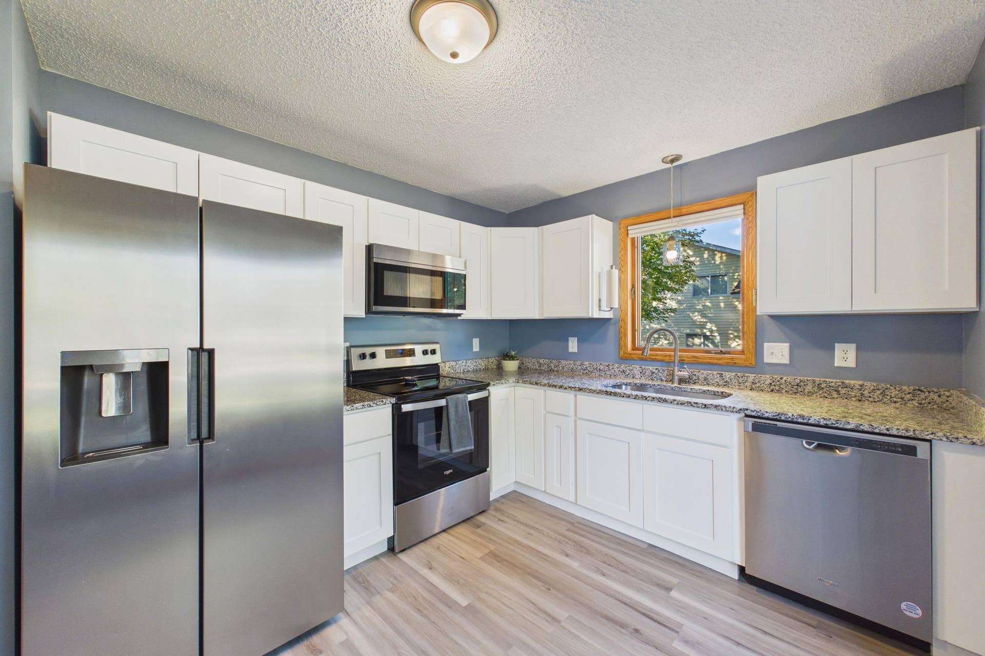 7081 Upper 36th Street N, Oakdale, MN 55128 Kitchen.jpg
