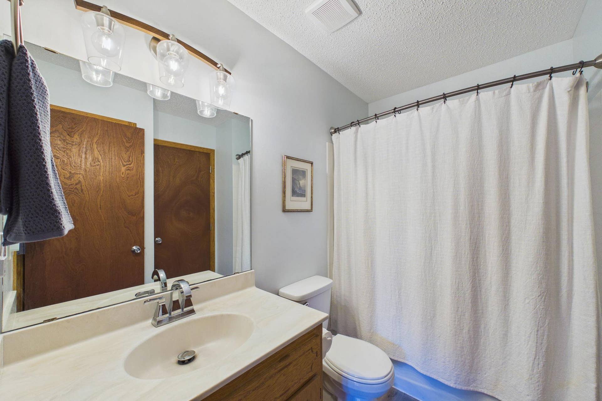 7081 Upper 36th Street N, Oakdale, MN 55128 Upper Bath.jpg