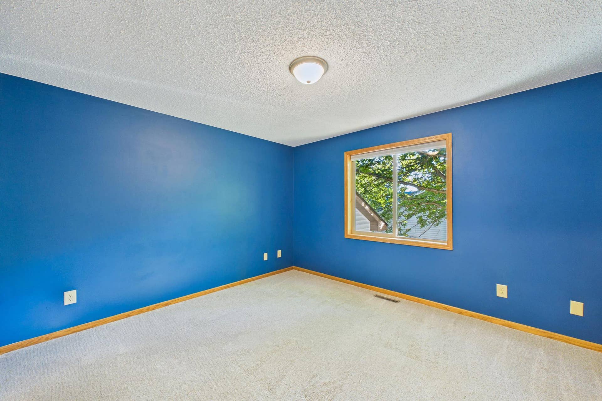 7081 Upper 36th Street N, Oakdale, MN 55128 Primary Bedroom - Upper.jpg