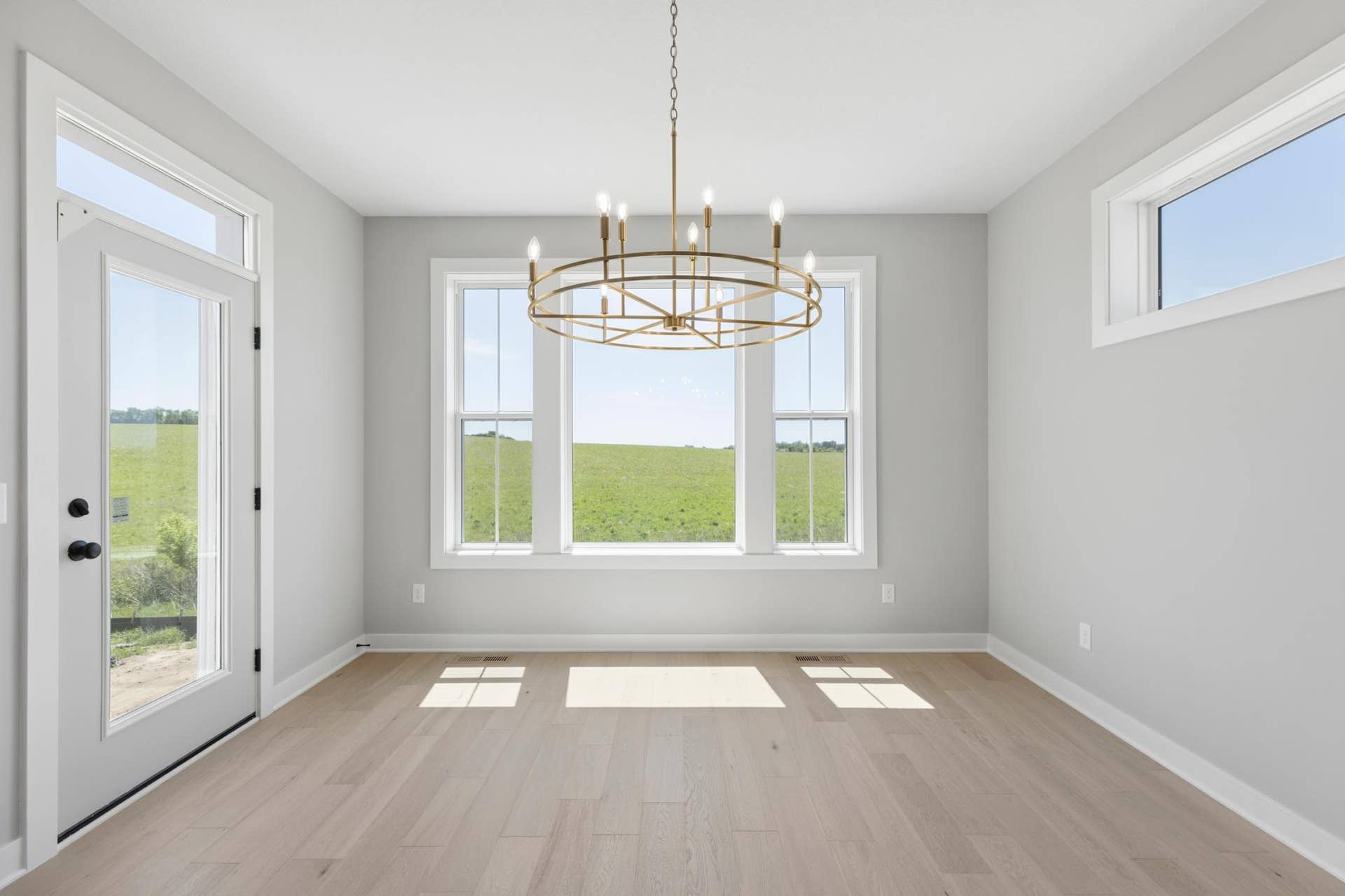10409 Blackmoor Road, Woodbury, MN 55129 Bright & sunny dinette with windows on three walls for a four season porch feel (photo of actual listing).