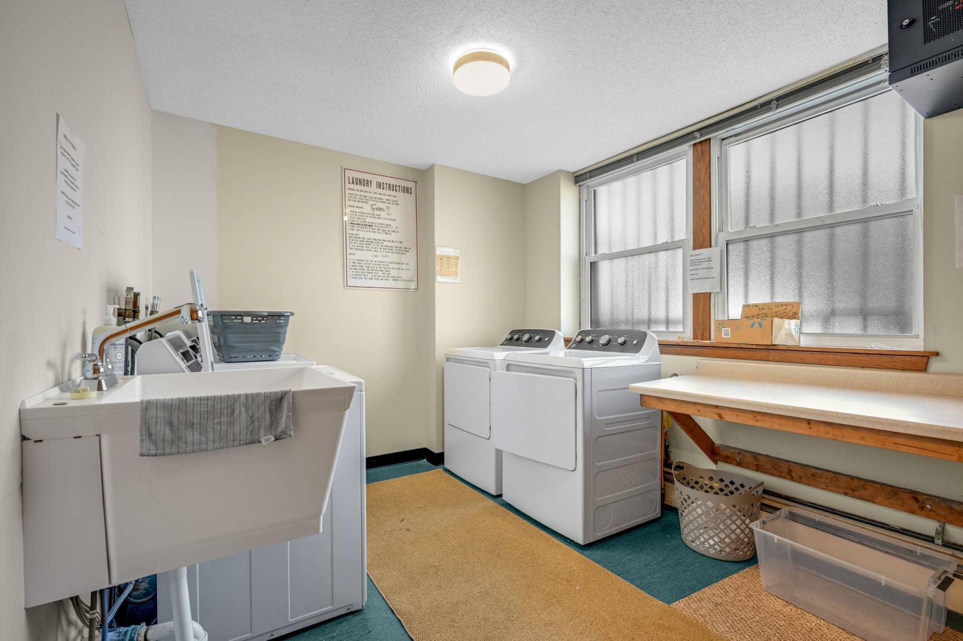 2536 Dupont Avenue S, #101, 47, Minneapolis, MN 55405 Free laundry conveniently located across the hall.