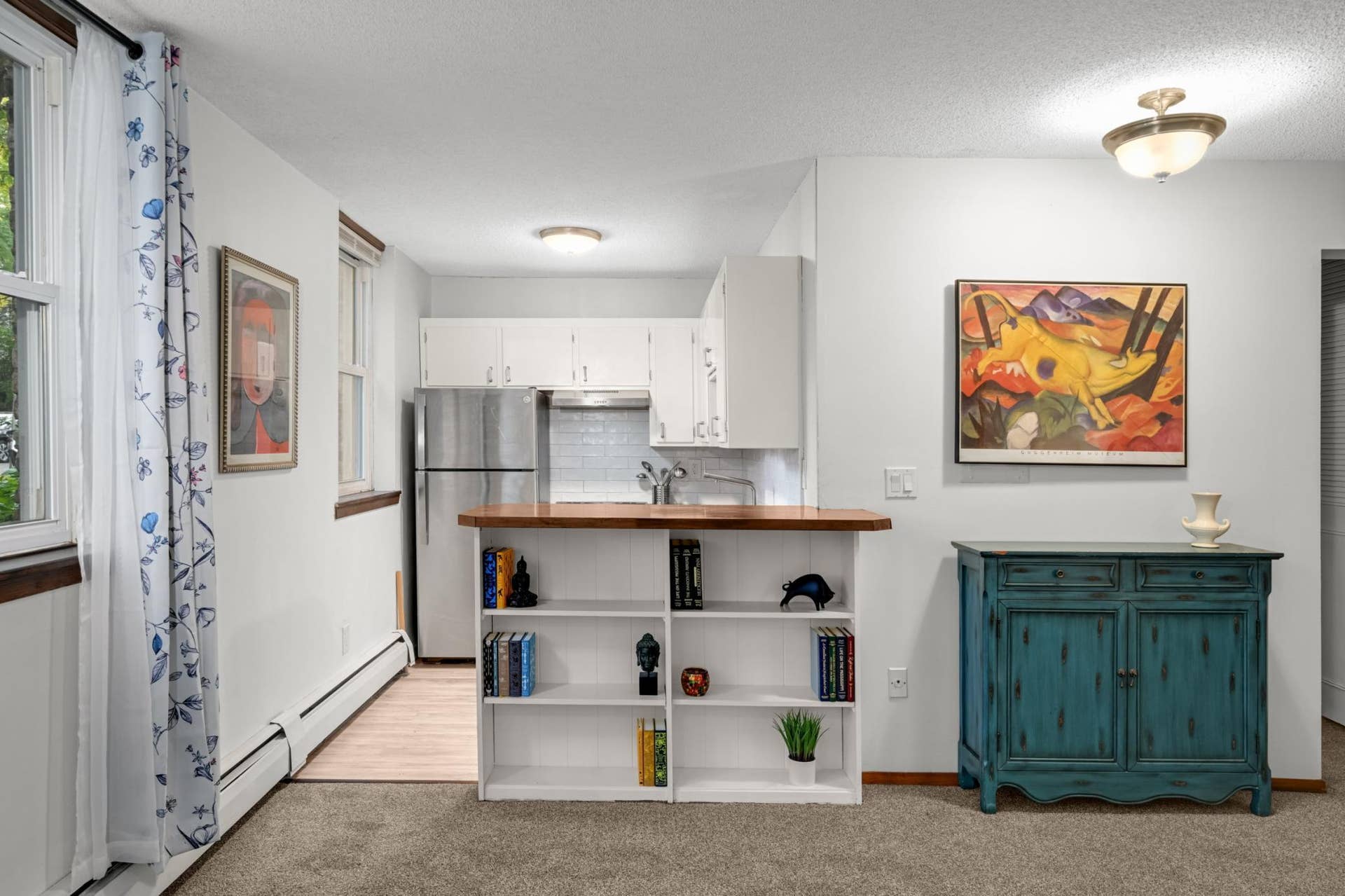 2536 Dupont Avenue S, #101, 47, Minneapolis, MN 55405 Bright, inviting living space.