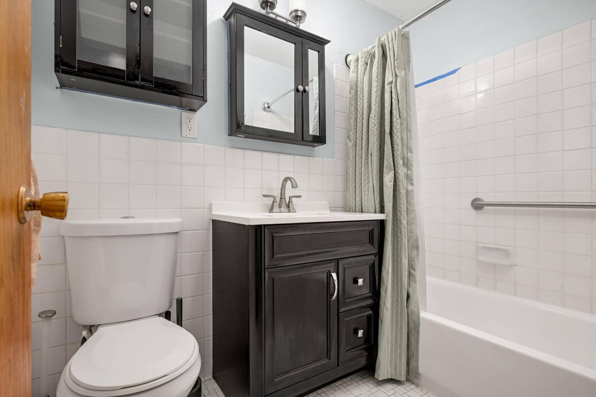 2536 Dupont Avenue S, #101, 47, Minneapolis, MN 55405 Clean and updated bathroom.