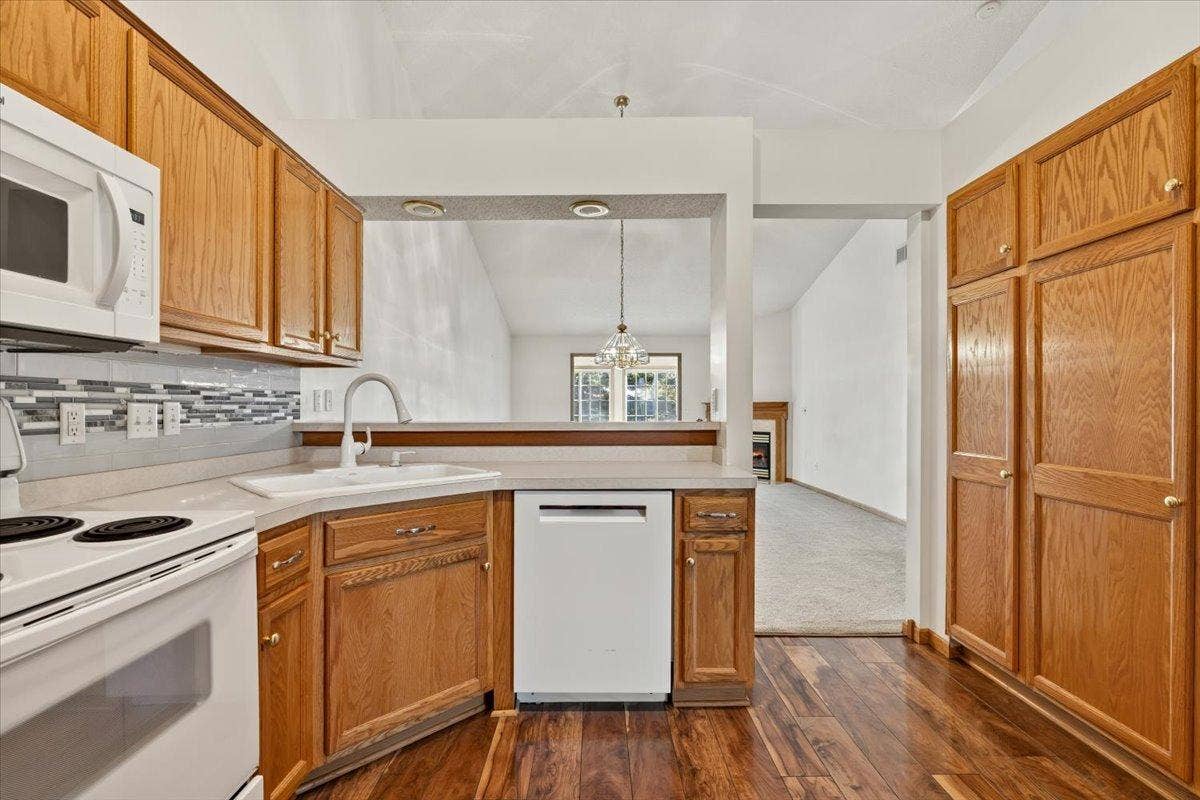 7987 Forest Boulevard, #Unit F, Woodbury, MN 55125 7987 Forest Boulevard, #Unit F, Woodbury, MN 55125