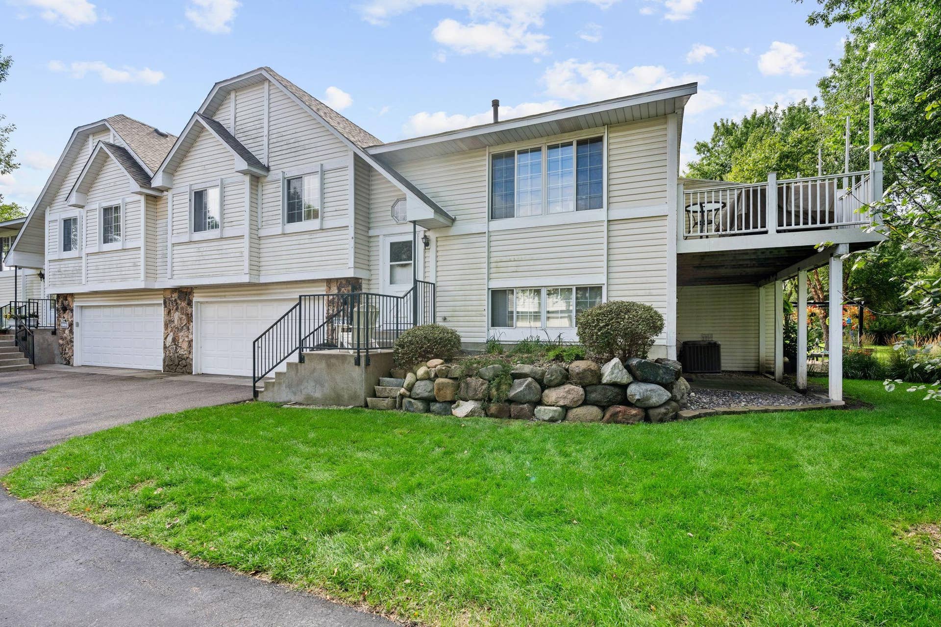 15813 Griffon Path, Apple Valley, MN 55124 END UNIT townhome in ISD 196!