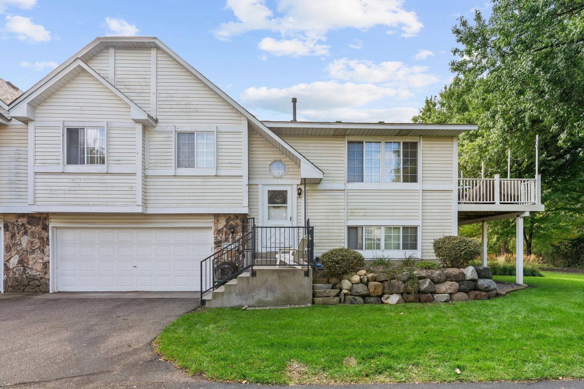 15813 Griffon Path, Apple Valley, MN 55124 Located on the end of a quiet street.
