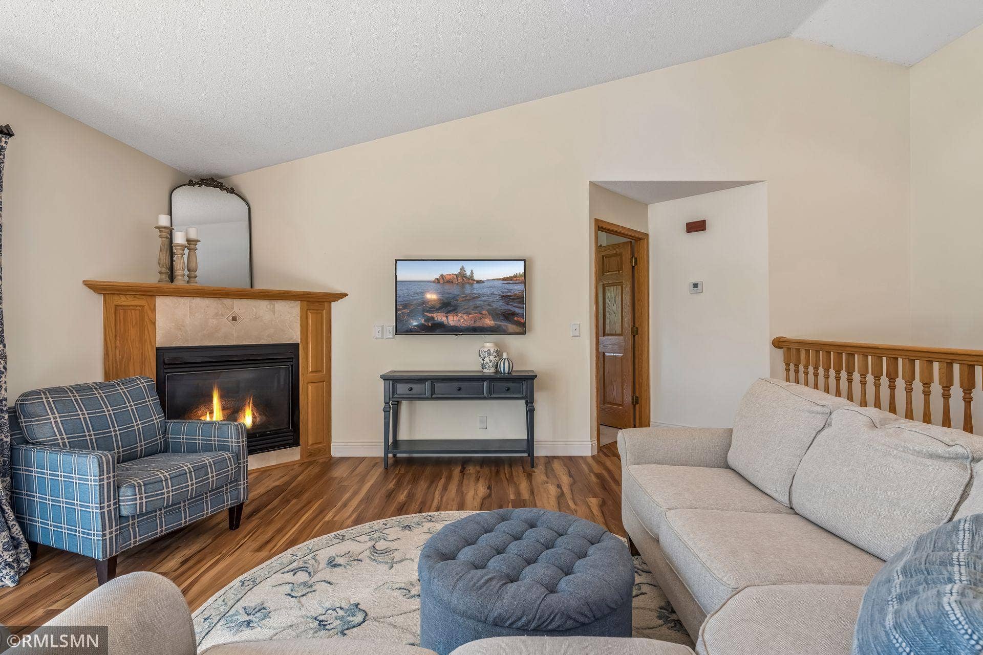 Livingroom with gas Fireplace