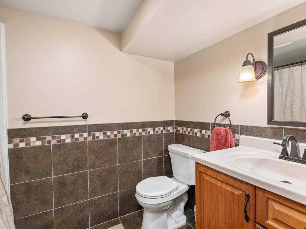 13008 Lakeview Drive Drive, Burnsville, MN 55337 Lower-level bath with a tiled half wall.