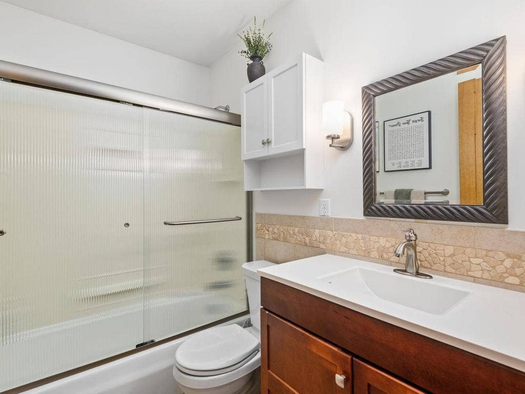 13008 Lakeview Drive Drive, Burnsville, MN 55337 Main-level full bath with a tub and shower.