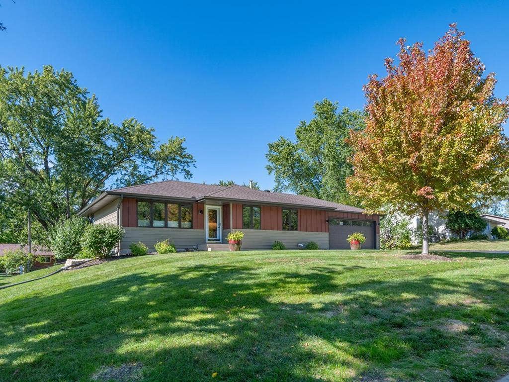 13008 Lakeview Drive Drive, Burnsville, MN 55337 Welcome to 13008 Lakeview Drive! This well-maintained rambler offers a spacious front yard and two-car garage.