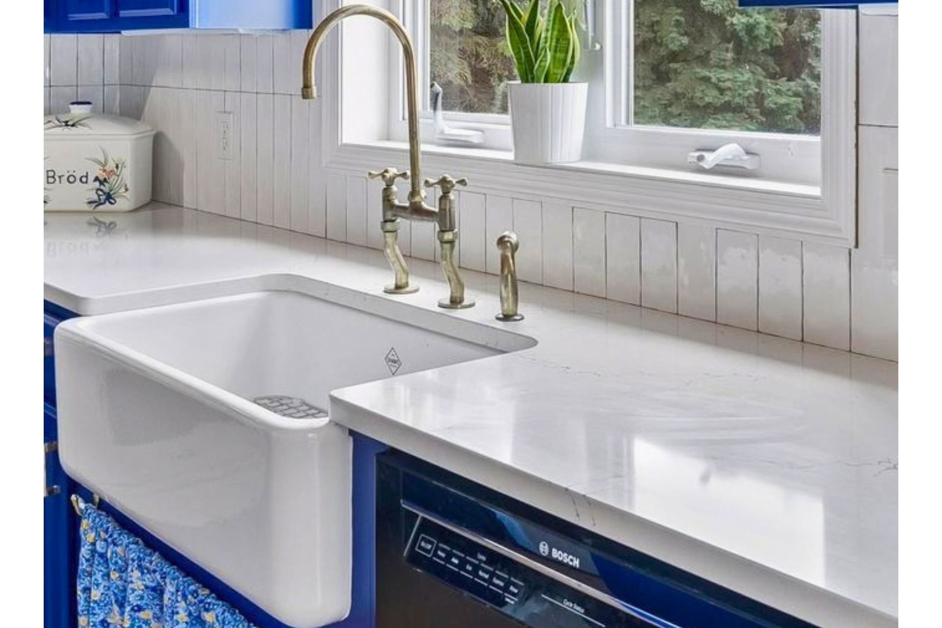 10381 Lancaster Cove, Woodbury, MN 55129 Gorgeous bib front sink with beautiful countertops and a bright window!