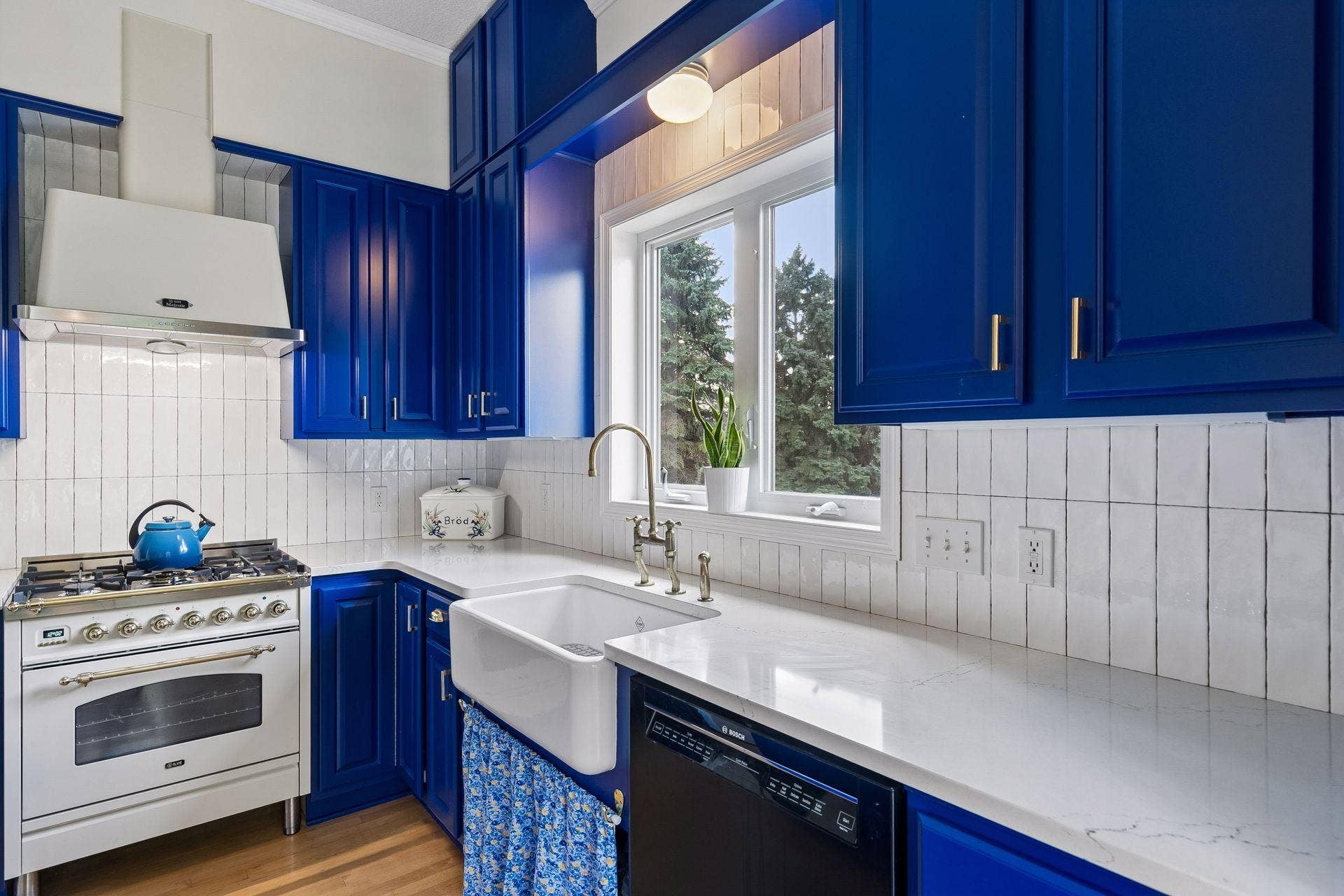 10381 Lancaster Cove, Woodbury, MN 55129 Every detail in this kitchen was carefully designed and executed.