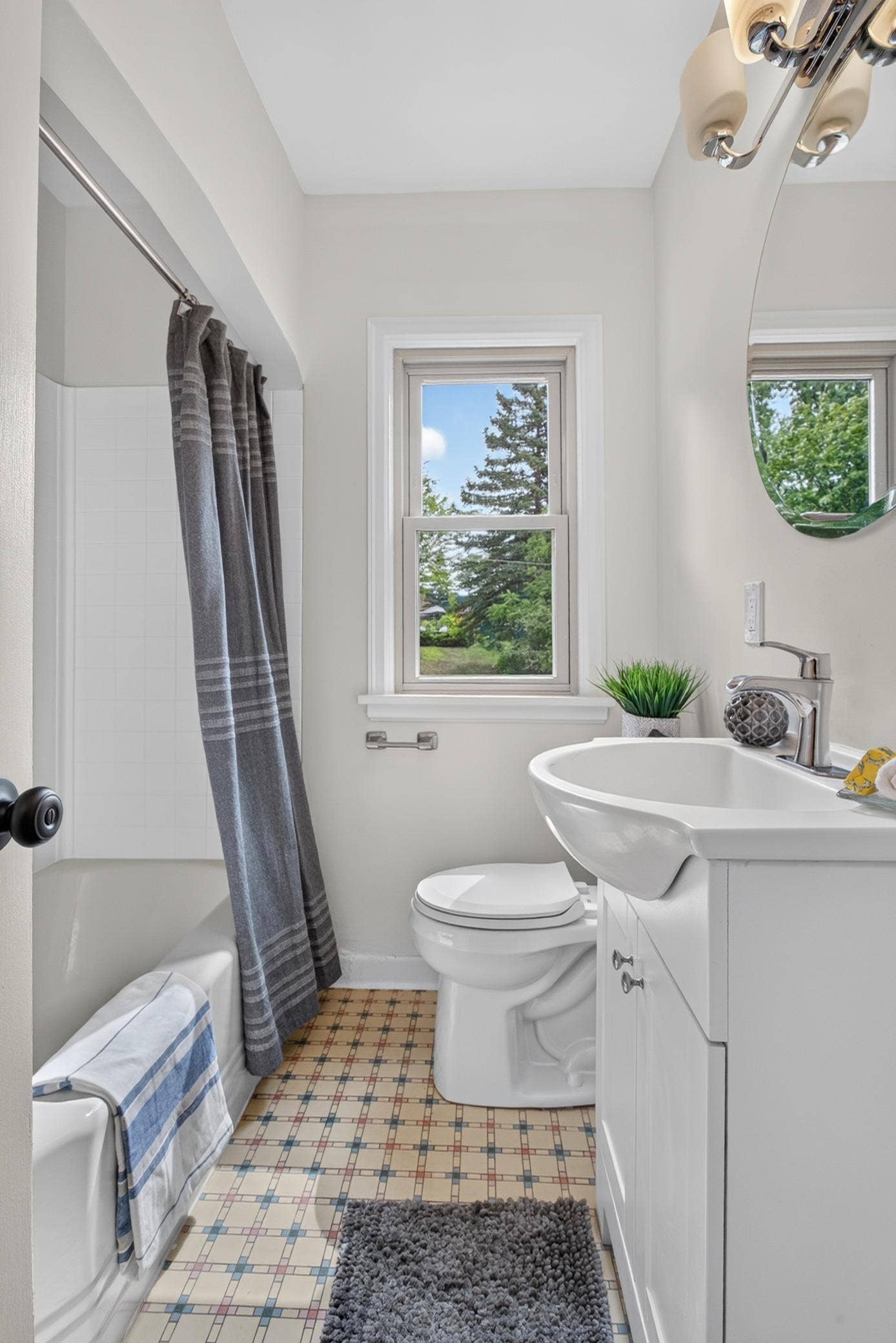 1100 Montana Avenue W, 89, Saint Paul, MN 55108 Main Floor Full Bathroom