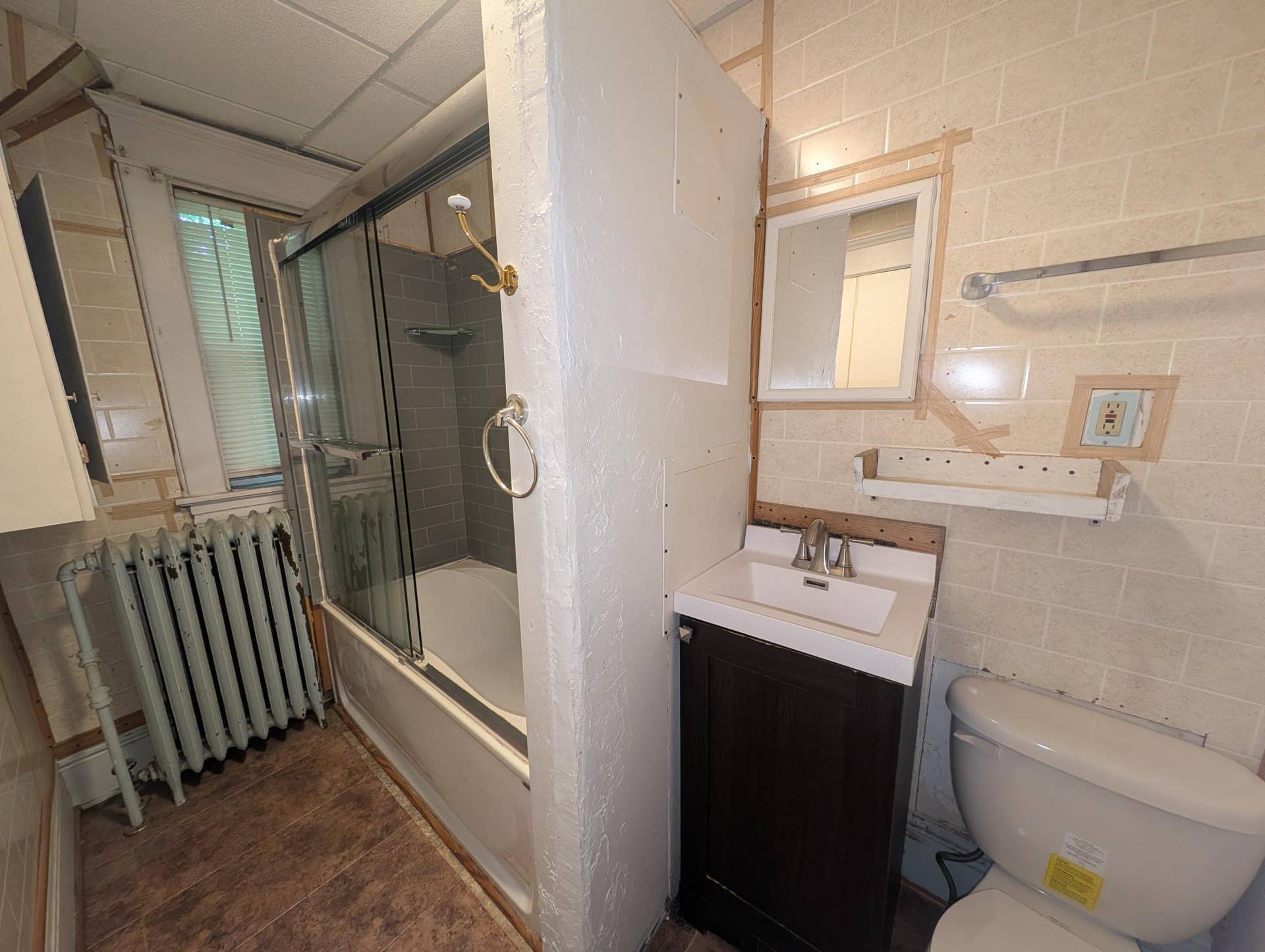 588 York Avenue, 98, Saint Paul, MN 55130 Upstairs Bathroom