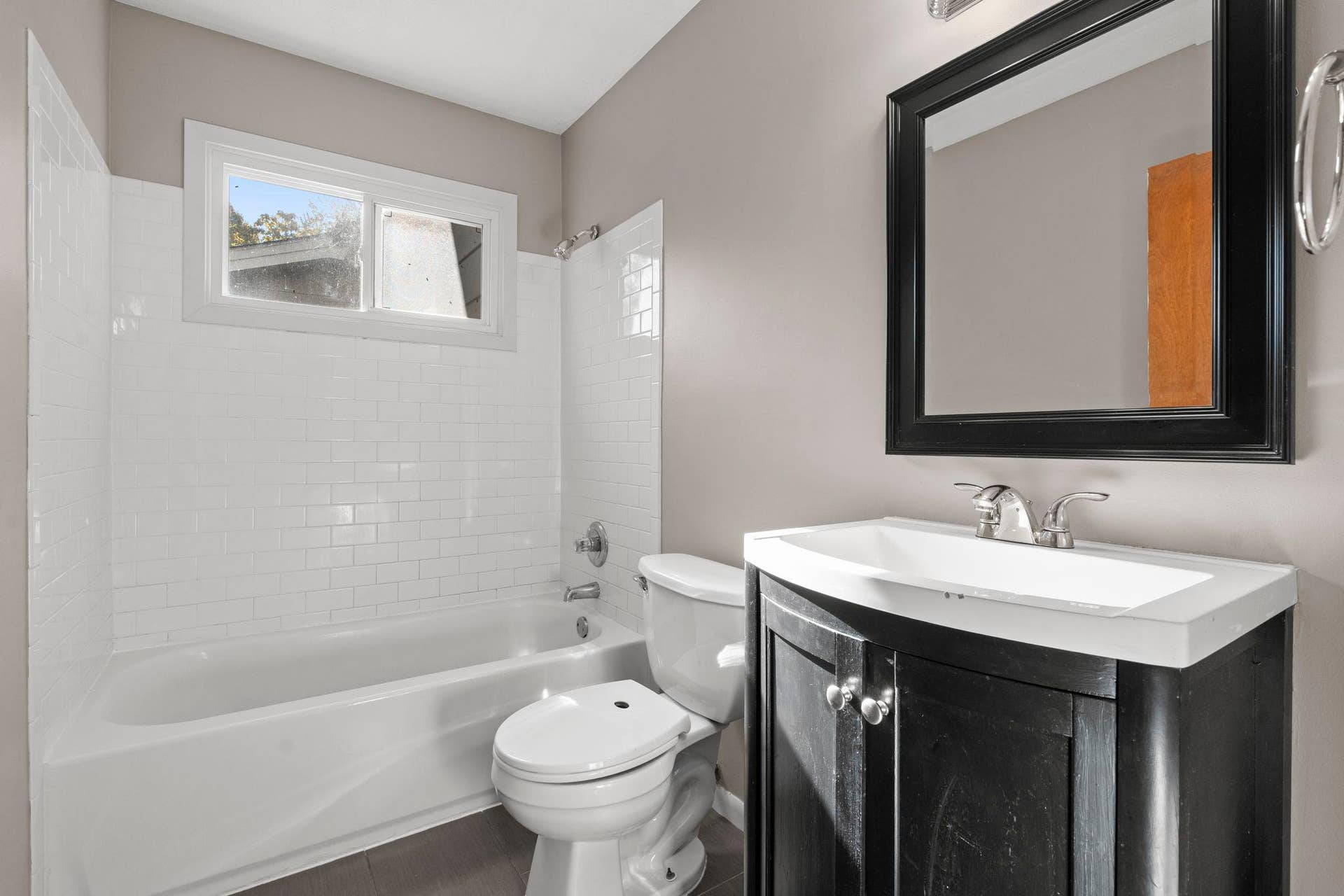 2413 W 107th Street, Bloomington, MN 55431 Full Bathroom - Upper Level