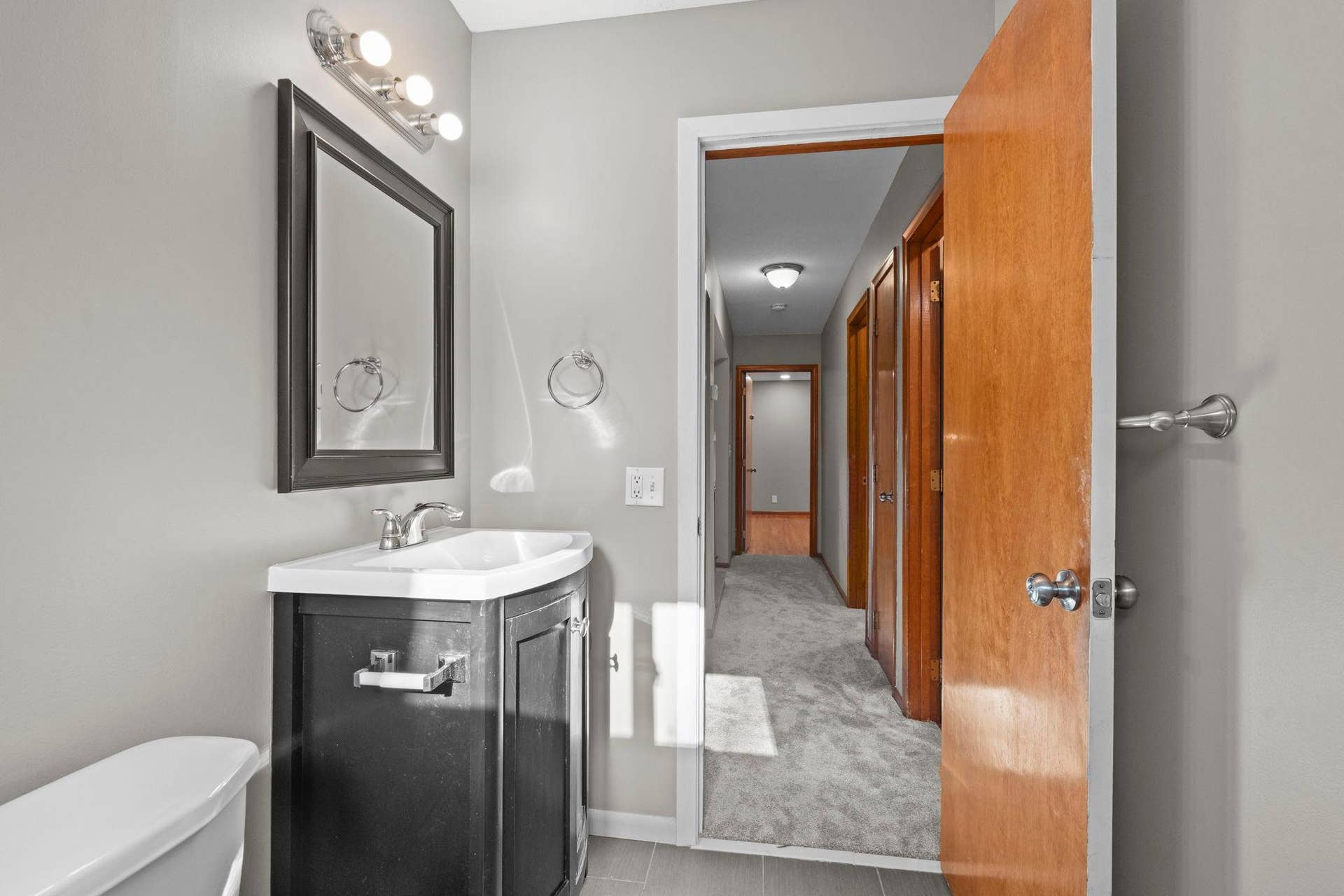 2413 W 107th Street, Bloomington, MN 55431 Full Bathroom - Upper Level