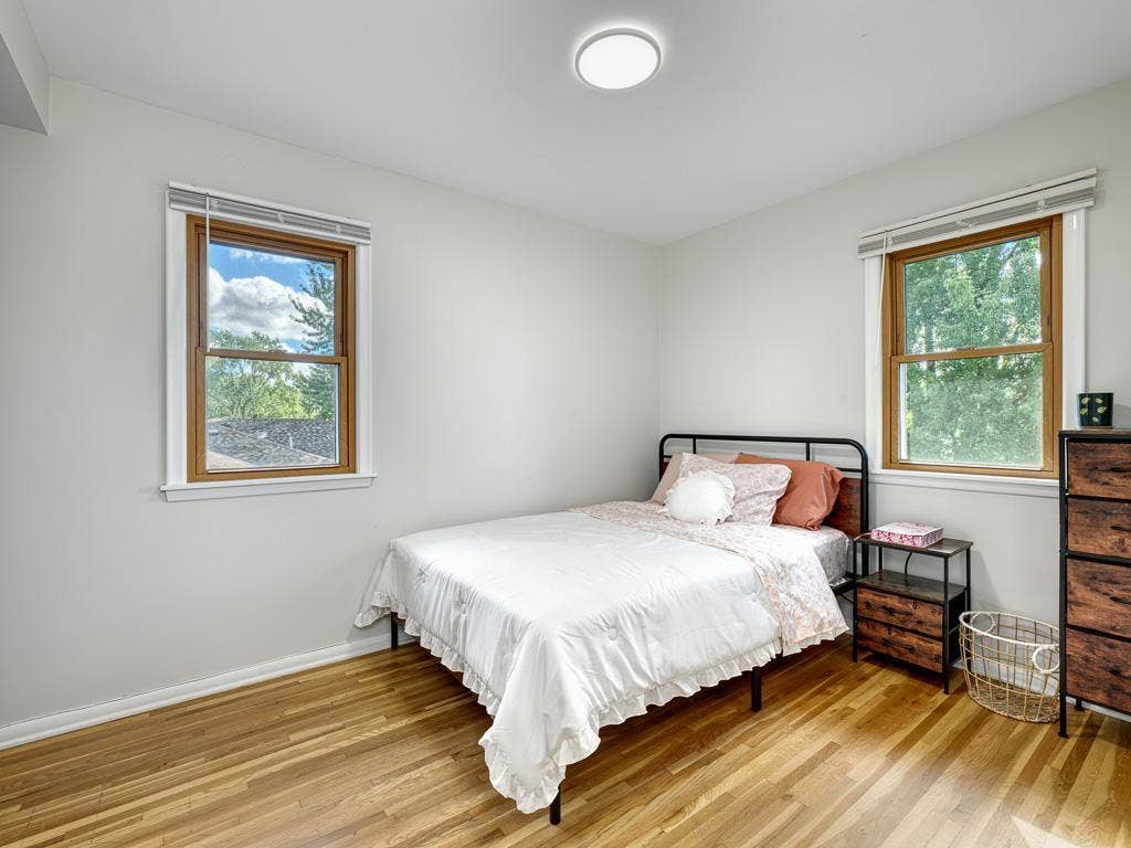 11 - Bedroom.jpg