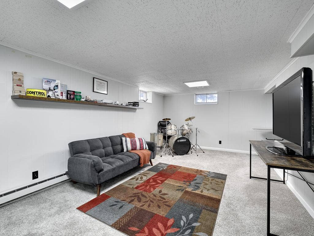 16 - Family Room.jpg