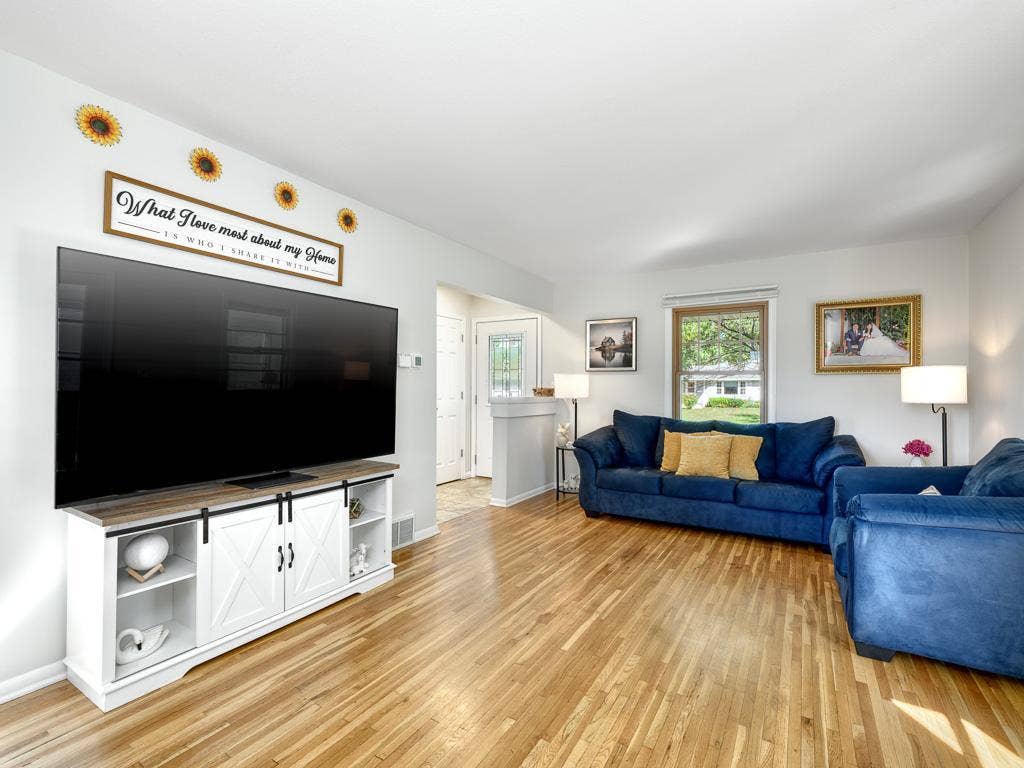 4 - Living Room.jpg