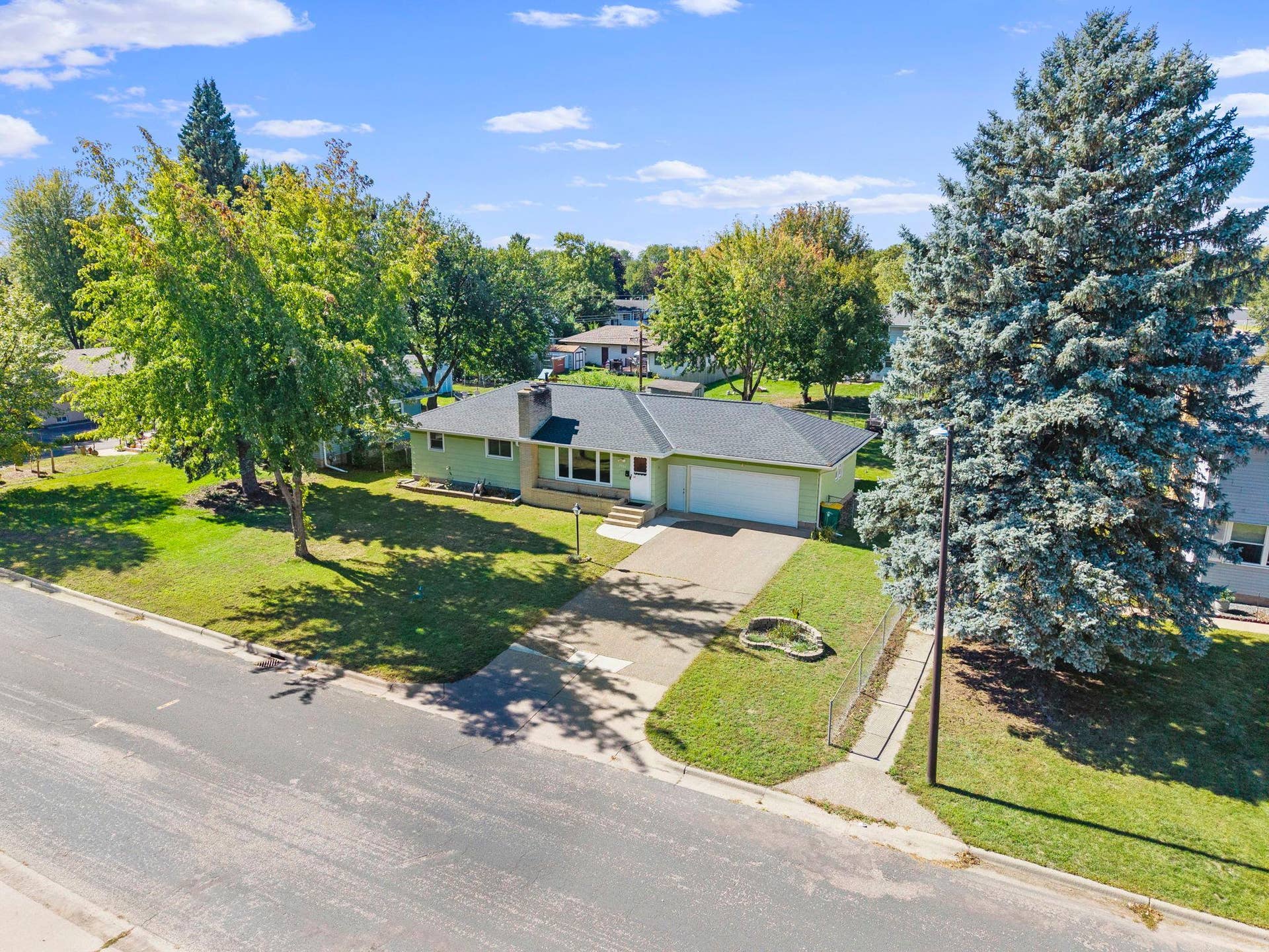 7001 Grimes Avenue N, Brooklyn Center, MN 55429 Welcome Home!