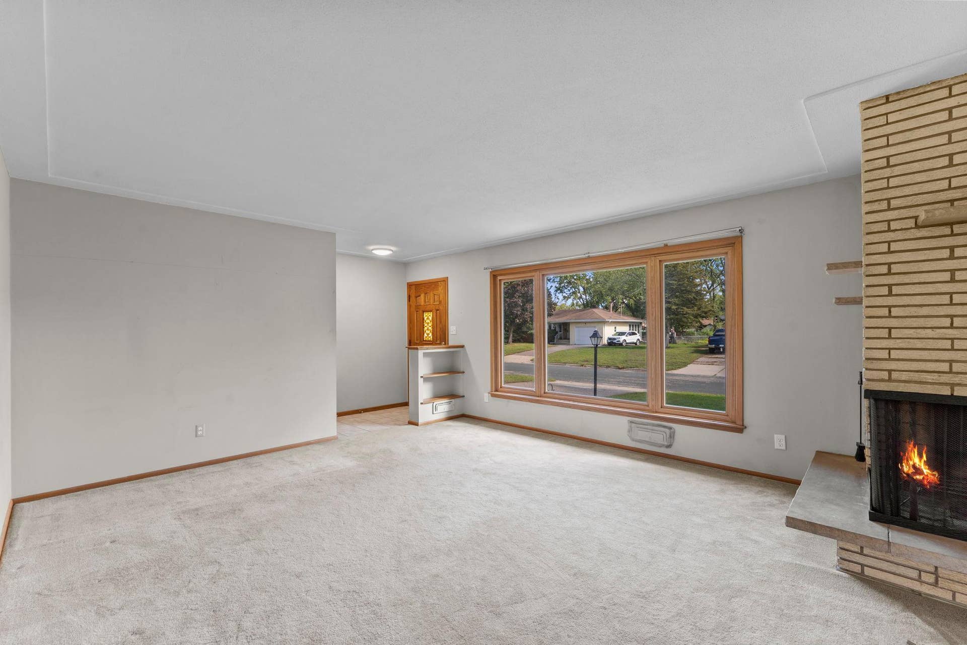 7001 Grimes Avenue N, Brooklyn Center, MN 55429 Plenty of Natural Sunlight Shines Through!