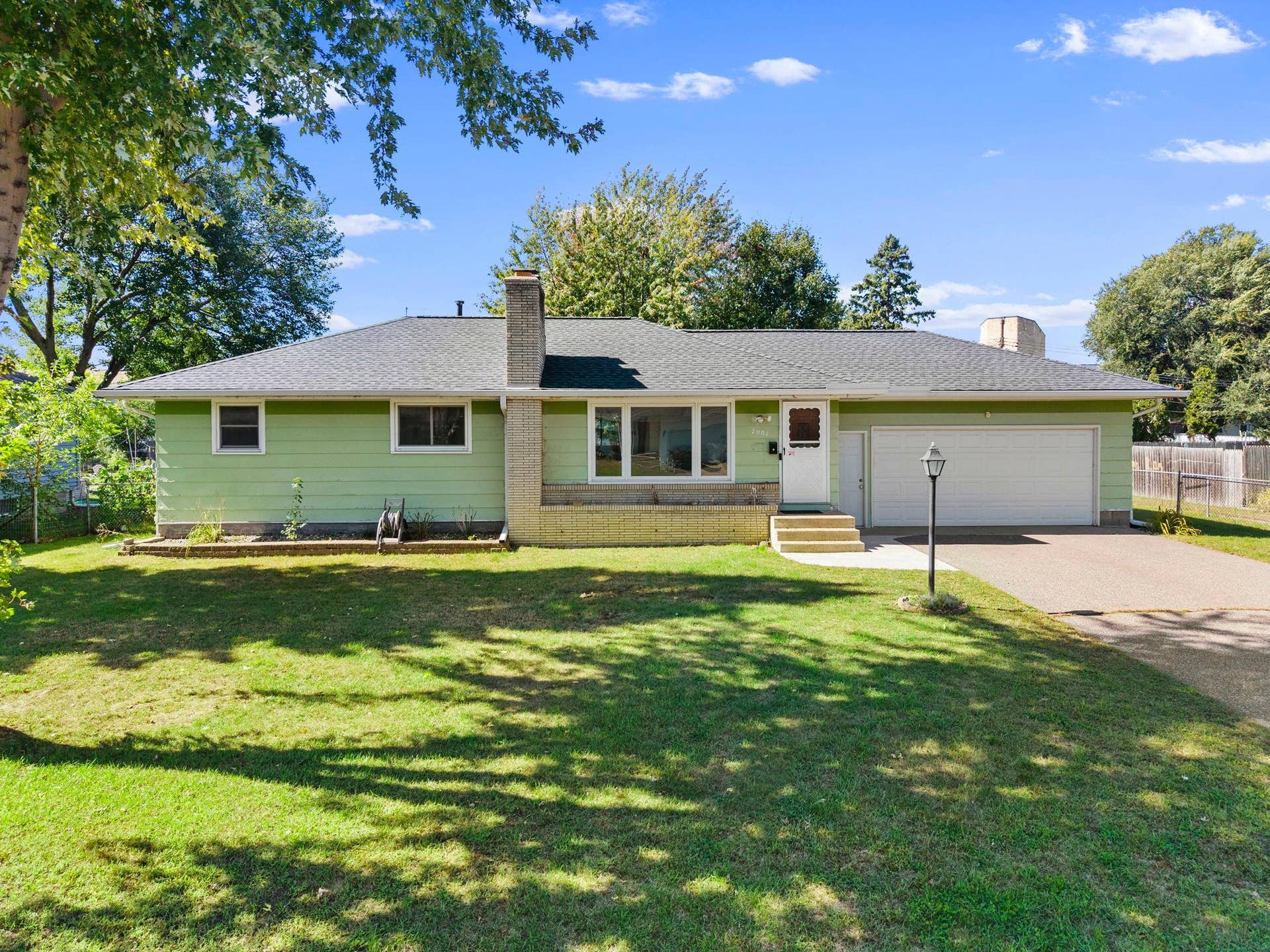 7001 Grimes Avenue N, Brooklyn Center, MN 55429 Welcome to 7001 Grimes Ave N!