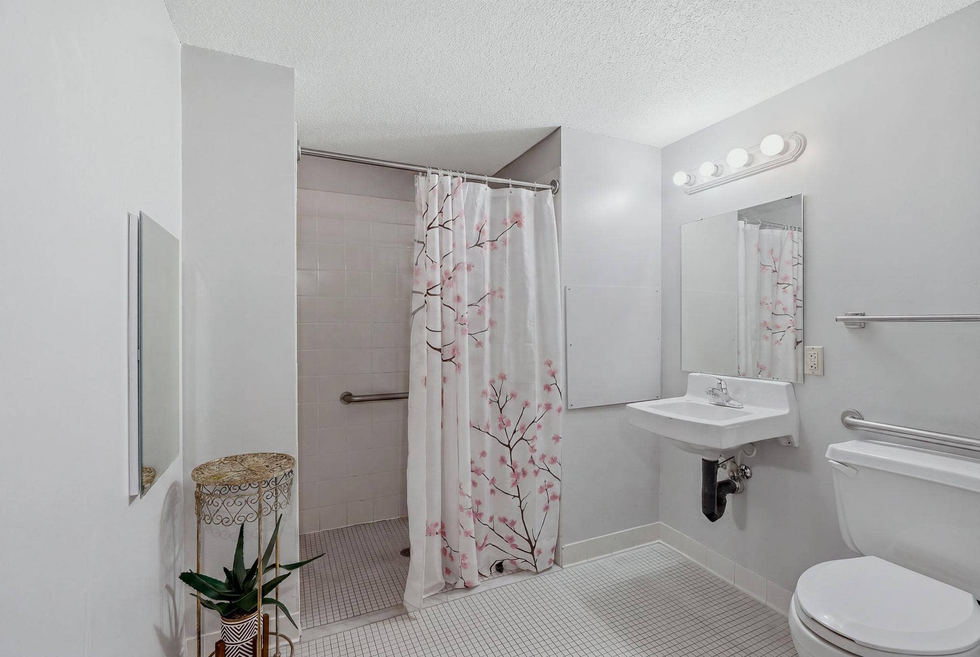 985 Ivy Avenue E, 98, Saint Paul, MN 55106 102 - 985 Ivy Ave E MLS-64.jpg