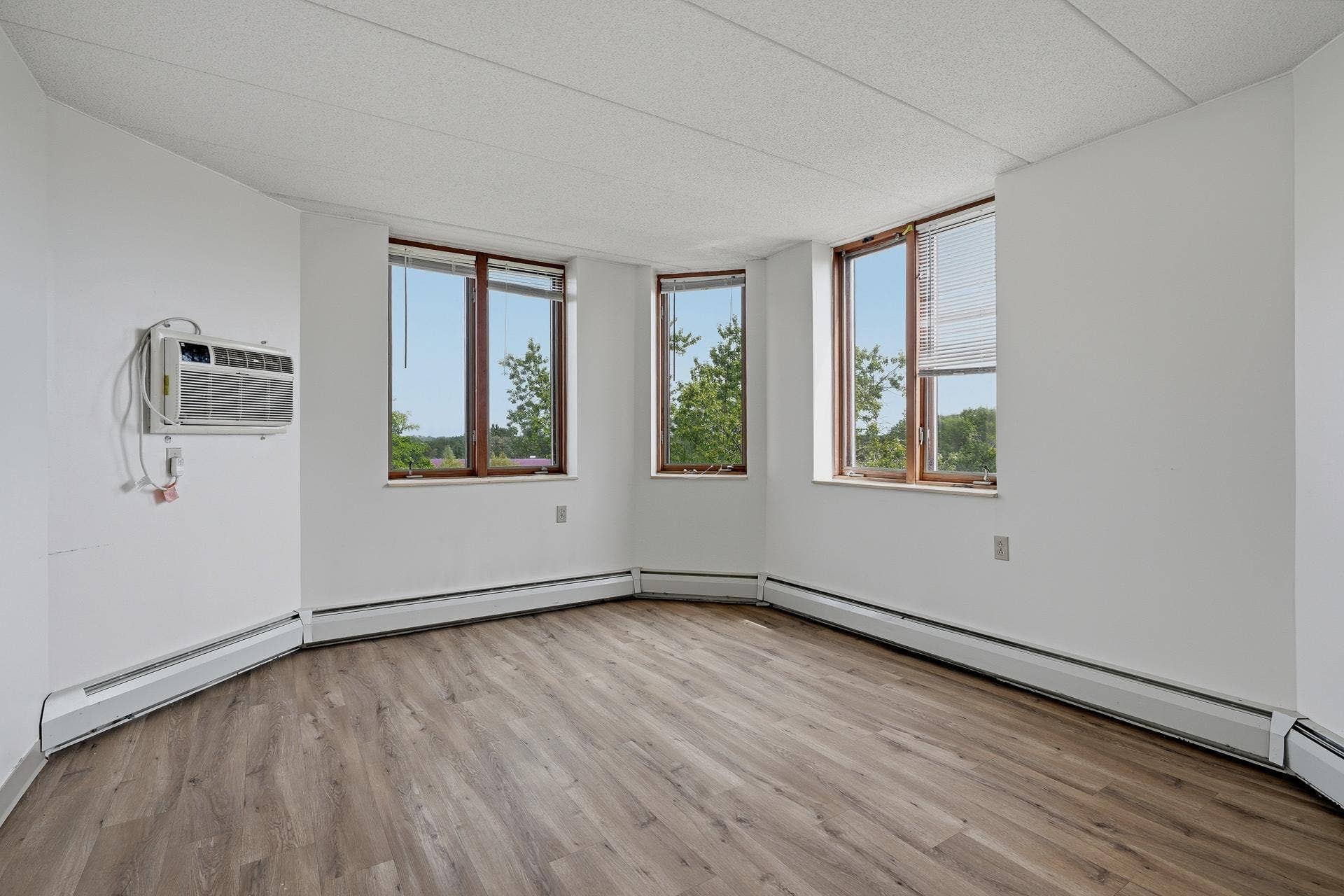 985 Ivy Avenue E, 98, Saint Paul, MN 55106 504 - 985 Ivy Ave E MLS-120.jpg