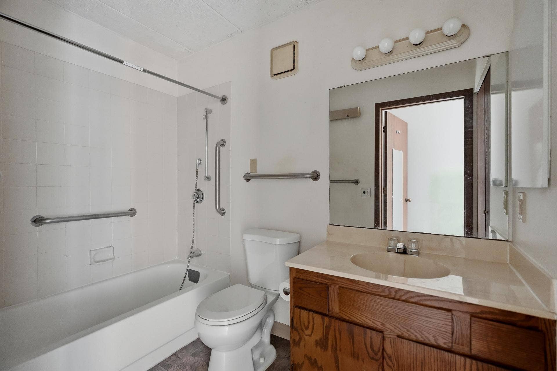 985 Ivy Avenue E, 98, Saint Paul, MN 55106 504 - 985 Ivy Ave E MLS-118.jpg