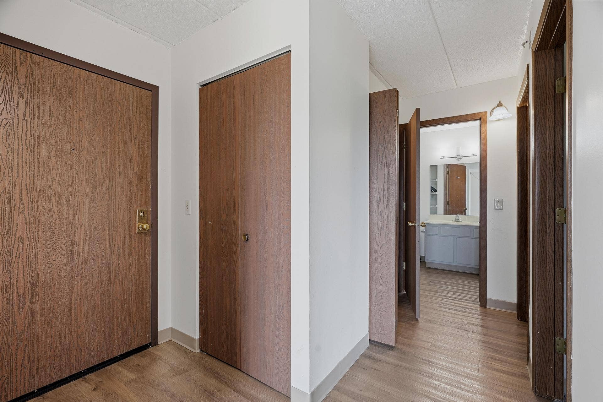 985 Ivy Avenue E, 98, Saint Paul, MN 55106 504 - 985 Ivy Ave E MLS-132.jpg